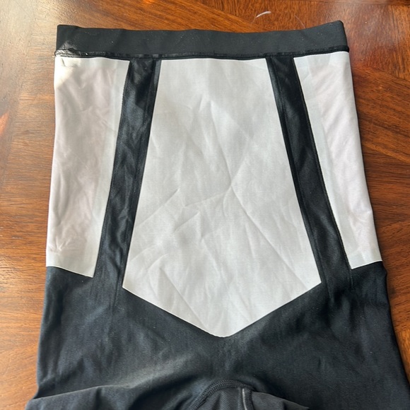 SPANX ONCORE HIGH WAIST MID-THIGH SHORT - Picture 12 of 14